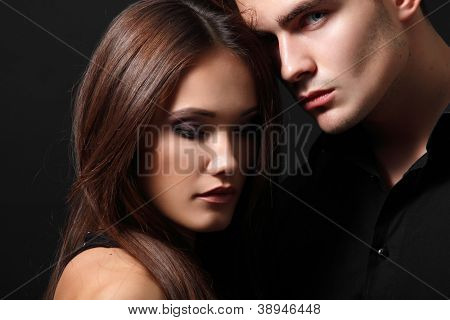 Passione sexy coppia, bella giovane uomo e donna closeup, studio colpo