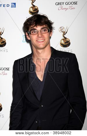 LOS ANGELES - SEP 21: RJ Mitte anländer till Primetime Emmy Awards artister nominerade receptionen på Spect