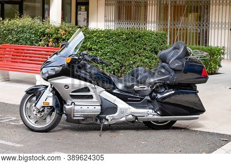 Bordeaux , Aquitaine / France - 10 10 2020 : Honda Gold Wing Motorbike Gl1800 Touring Motorcycle Par