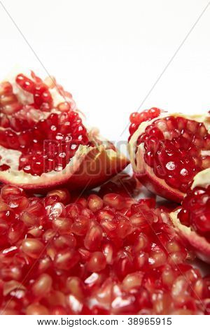Granátového jablka (Punica Granatum) se semeny izolovaných na bílém pozadí