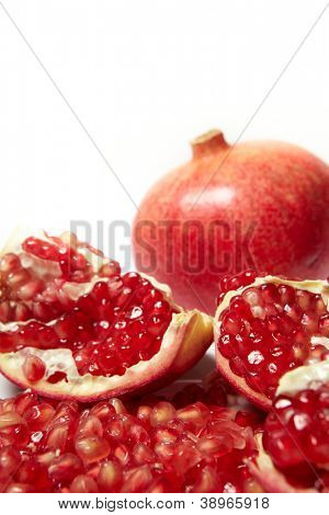 Granátového jablka (Punica Granatum) se semeny izolovaných na bílém pozadí