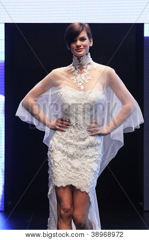Záhřeb, Chorvatsko - 27. října: Fashion model nosí svatební šaty vyrobené od Vesna Sposa na ' svatební dny