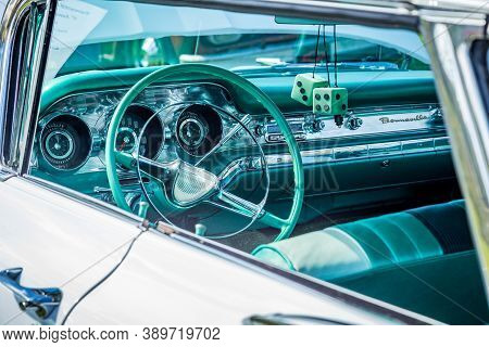 Waynesville, Ga - October 7, 2017: 1959 Pontiac Bonneville Vista At A Local Car Show.