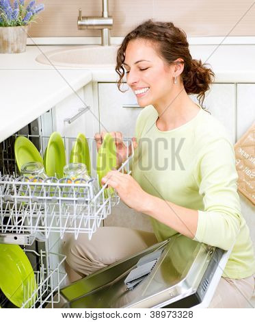 Spülmaschine. Junge Frau in der Küche, die Hausarbeit. Wash-up