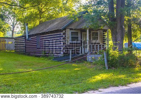 Keysville, Ga / Usa - 07 04 20: An Old Log Cabin Style House