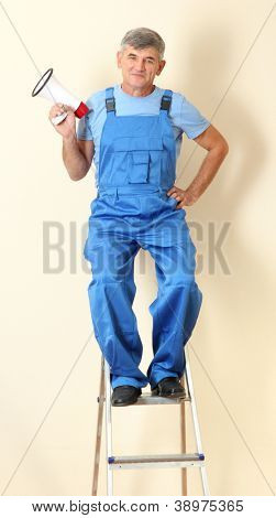 Superintendent ก่อสร้างนำซ่อมที่นั่งอยู่บนบันได