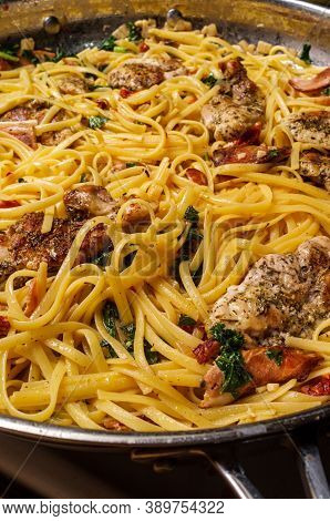 Cooking Italian Chicken Thighs Bacon Linguine In White Wine Garlic Sauce With Mushrooms And Sundried