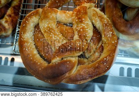 Retail Glass Display Fancy Soft Pretzels With Salt