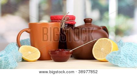 Hilfreiche Tee mit Marmelade für Immunität auf Holztisch auf Fensterhintergrund