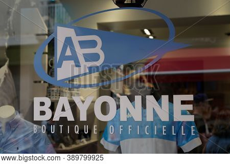 Bayonne , Aquitaine / France - 10 10 2020 : Aviron Bayonnais Text Sign And Logo On Shop Windows Of F