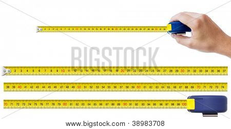 main de l'homme avec le mètre-ruban et ensemble de pièces permettant de faire n'importe quelle taille de jusqu'à un mètre de bande