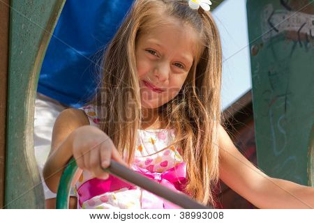 Liten flicka på en bild i parken