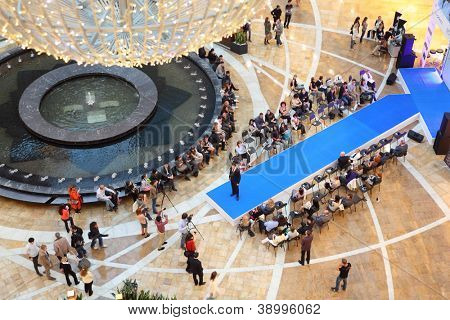 มอสโก - 7 กันยายน: รุ่นที่แท่นที่แฟชั่นโชว์ Kanzler ใน Afimall เมื่อ 7 กันยายน 2011 ใน Mos