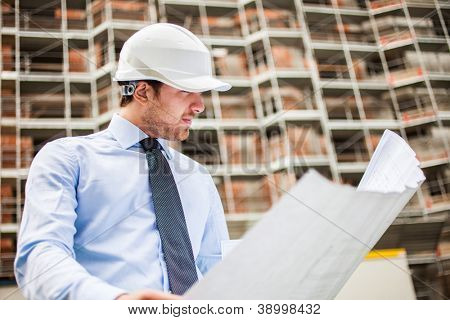 建設現場の前に建築家の肖像画