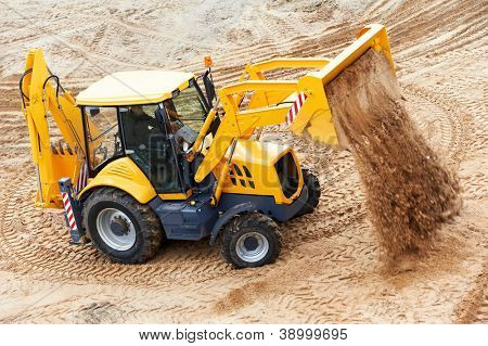 Radlader Bagger mit Tieflöffel entladen Sand am Eathmoving arbeitet im Bau Website Steinbruch