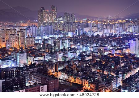 Résidentiel haute se dresse dans le quartier de Gangnam, skyline de Séoul, Corée du Sud dans la nuit.