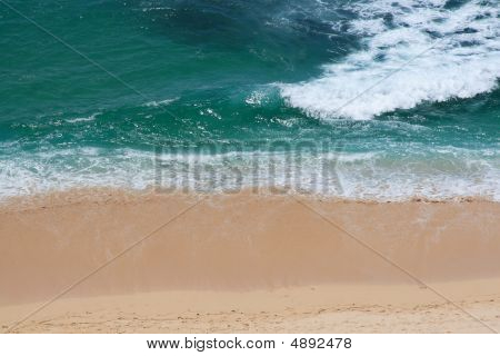 Olas rompiendo en la costa