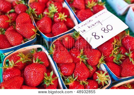 Cestini di fragole fresche al mercato di strada