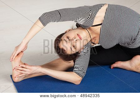 Yoga Rubs giovane donna in una palestra