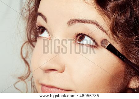Frau macht make-up