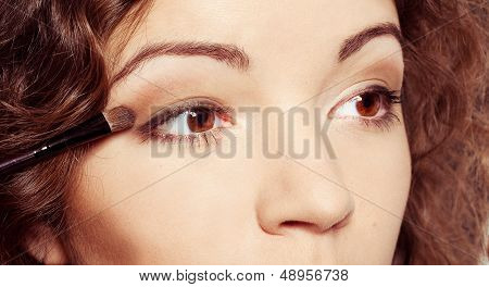 Frau macht make-up