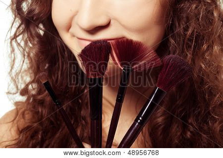 Frau macht make-up