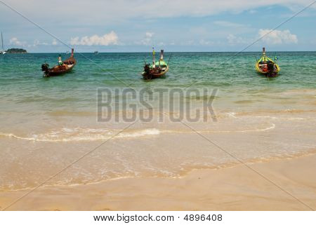 Három fa hajók a tengeren