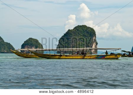 Hagyományos Thai turisztikai fából készült hajók a tengeren