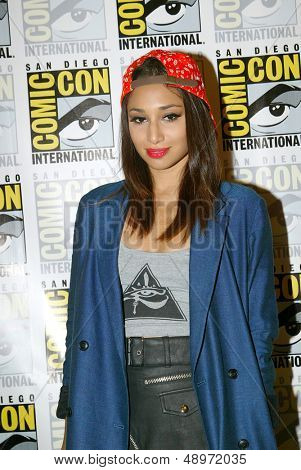 SAN DIEGO, CA - 20 de julho: Meaghan Rath chega à sala de imprensa do Comic Con de 2013 para o Hilton San morrer