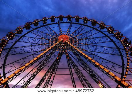 Roda gigante iluminado