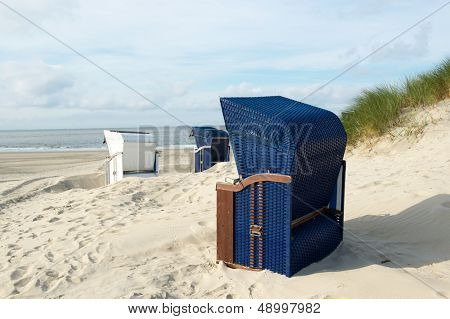 Tyske ø Borkum med blå og hvide strand-kurvestole