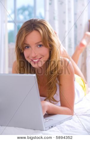 Frau mit laptop