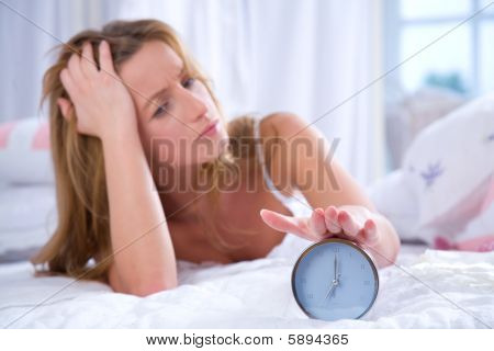 Frau mit Wecker