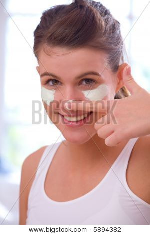 Anwenden von Gesichtsmaske