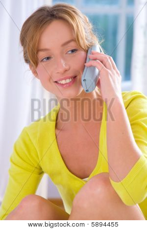 Frau an einem Telefon
