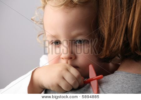 Kid auf Mütter Hände.
