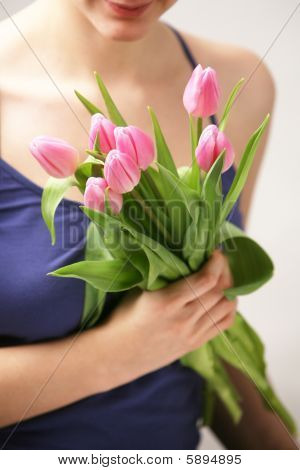 Belle mani tenendo tulipani.