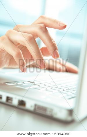 Mano e computer.