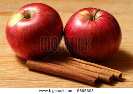 Två äpplen med kanel