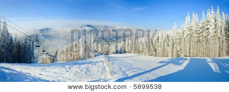 Vinter bjerglandskab med Ski Lift og skiløb Slope.