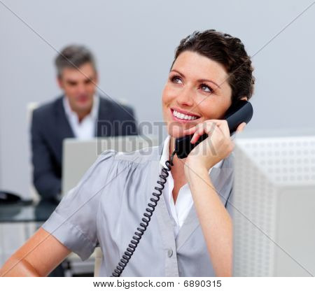Atraktivní obchodní žena na telefonu