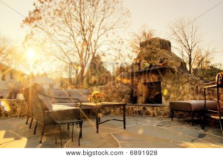 Napsütötte terasz kő kandallóval