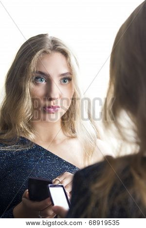The girl does makeup