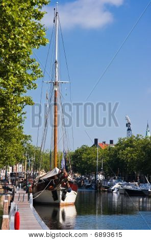 Nave a vela nel porto