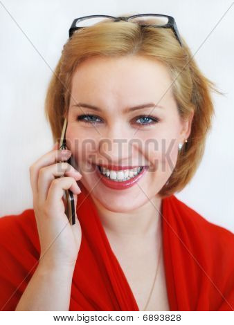 Jovem mulher falando no telefone celular