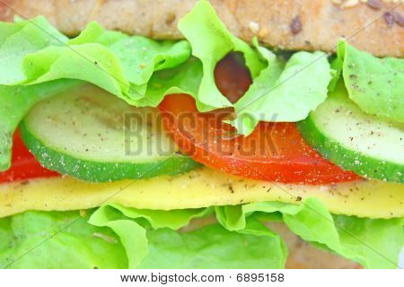 Panino con formaggio e verdure