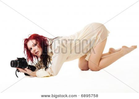 Donna attraente fotografo scatta una foto