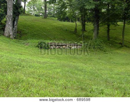 Rocce sul fianco di una collina