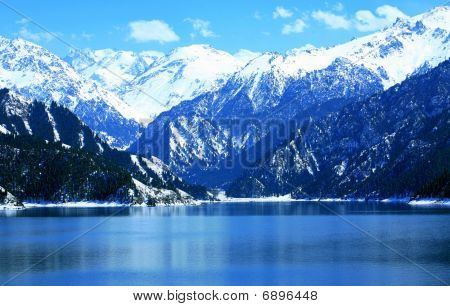 Landskab af TianChi i Xinjiang,