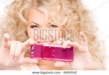 Donna felice con fotocamera telefono